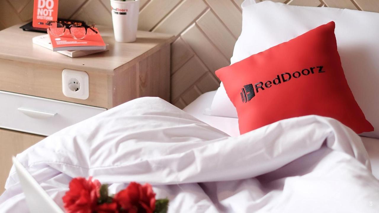Reddoorz Tuan Viet Hotel Dinh Tien Hoang Хошимин Екстериор снимка