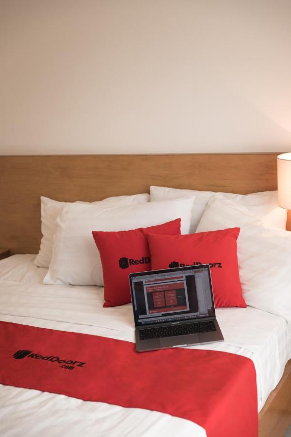 Reddoorz Tuan Viet Hotel Dinh Tien Hoang Хошимин Екстериор снимка